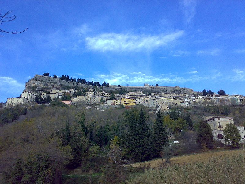 File:Panorama di Civitella del Tronto.jpg