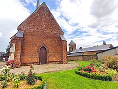 La mare et la façade de l'église.