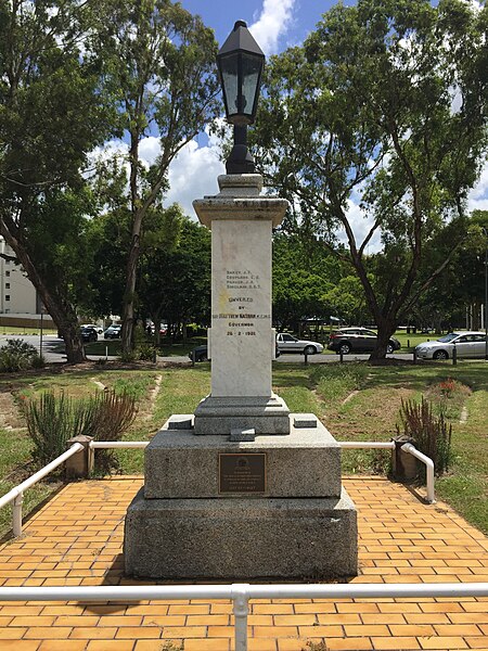 File:Indooroopilly War Memorial 02.JPG