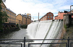 Rio Motala ström em plena cidade.