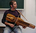 Didier François enseñando su técnica especial en el International Days of the Nyckelharpa en Burg Fürsteneck, 2005.