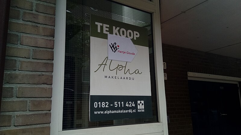 File:Alpha Makelaardij 'TE KOOP' real-estate sign, Gouda (2019) 02.jpg