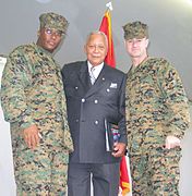 Frmr NYC Mayor David Dinkins with plaque.jpg