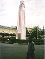 La Clock tower (« Tour de l'horloge »). Chaque face possède son horloge. C'est le monument le plus connu de la ville.