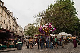 Le bas de la rue et son marché.