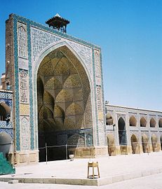 Uno dei quattro iwan della moschea, detta del venerdì, di Isfahan (Persia)