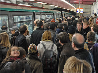 Station de la Concorde à Paris : 725 000 passagers par jour[20] sur la ligne 1 du métro, 1 140 000 pour le RER A[21].