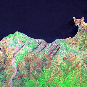 Satellitenbild von der Bucht mit der Stadt Dili in Flammen (1999)