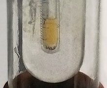 Majhen vzorec bledo rumenenega tekočega fluorja v tekočem dušiku