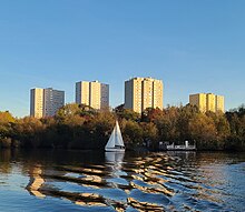 Les tours d'habitation dépassant les arbres plantés sur la rive de l'Erdre.