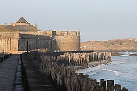 Plage du Sillon : parapet en granite de Lanhélin et pavage en grès d'Erquy charmant « l'œil rivé sur le pavé vieilli[18] ».