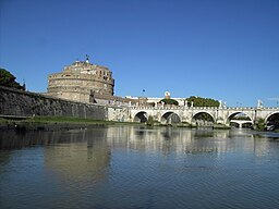 Tibern vid Castel Sant'Angelo och Ponte Sant'Angelo i centrala Rom