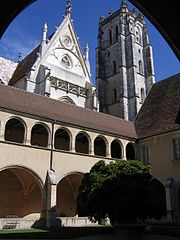 „kleiner Kreuzgang“, zweigeschossig, an Abteikirche grenzend