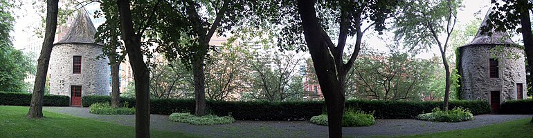 Les deux tours du fort de la Montagne, des haies et des arbres