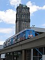 El Detroit People Mover acercándose a la Book Tower.