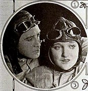 Escena de Racing Hearts (1923), con Richard Dix y Agnes Ayres