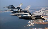 Pesawat tempur F-16 Garda Nasional Udara terbang melintasi Gunsan, Korea Selatan