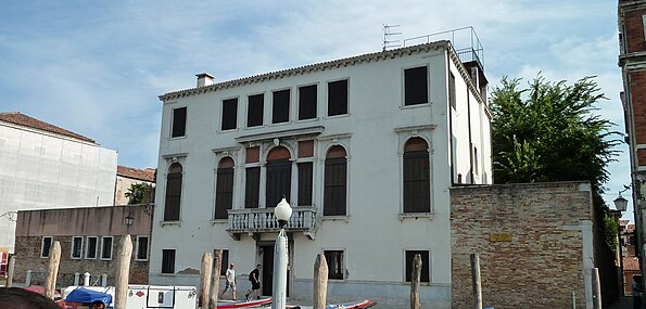 Venezianisches Fenster als Balkontür am Palazzo Marcello Toderini in Venedig (17. Jh.)