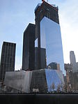 Il Four World Trade Center a gennaio 2012, in basso sono ben visibili il museo e il memoriale.