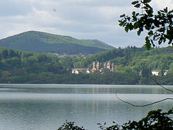 A Laacher See a Maria Laach apátsággal