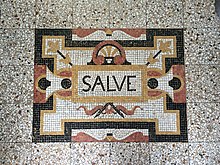 I pavimenti possono incorporare vetro, mosaico o altre espressioni artistiche, come questo piccolo mosaico del Museo Rietberg (Zürich, Svizzera)