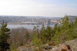 Utsikt över Gamleby. Den höga byggnaden är en silo i Gamleby hamn. Till höger om denna skymtar bebyggelsen kring Gamleby torg.