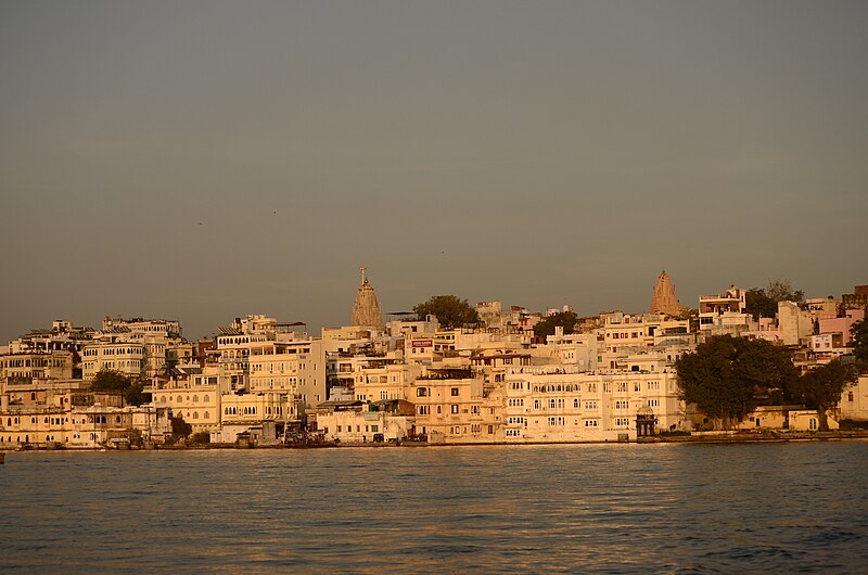 File:Udaipur (Rajastão), RTW 2012 (8408608152).jpg