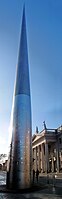 Spire de Dublín, nomada oficialmente Monumentu a la lluz, n'aceru inoxidable. Ye, colos sos 121,2 m d'altor, la escultura más alta del mundu.