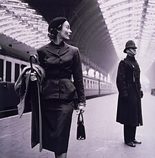 Fotografie Lisy Fonssagrives na Paddingtonské stanici metra od americké fotografky Toni Frissellové, 1951