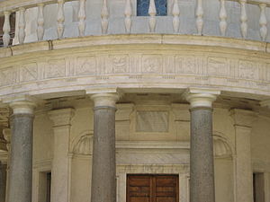 Detaljbild av Tempietto med balustrad, entablement och kolonner.