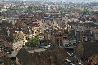 Français : Vue de la Cathédrale sur la place du Corbeau, le quai St-Nicolas et vers le Centre administratif