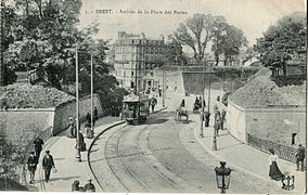 Les Glacis, porte Landerneau, vue de la place de la Liberté ; derrière les murs, la place des Portes ouvrant sur la rue de Siam (invisible sur la photo) et la Grand-rue (renommée rue Louis-Pasteur en 1907).