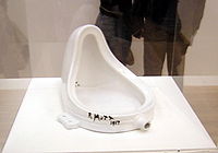 Fonte, de Marcel Duchamp (1917). Réplica en porzolana fecha en 1964 (con autorización del artista) por Arturo Schwarz a partir d'una fotografía d'Alfred Stieglitz. Tate Modern, Londres.