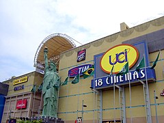 La façade du New York City Center, signe de l'américanisation du quartier.