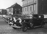 Ett tiotal Packard Eight hyrbilar från Freys Hyrverk på Nobelgatan framför Villa Hjorth i Diplomatstaden i Stockholm, mellan 1930 och 1934.