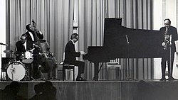 Morello esiintymässä The Dave Brubeck Quartet -yhtyeen kanssa Länsi-Saksassa vuonna 1967.