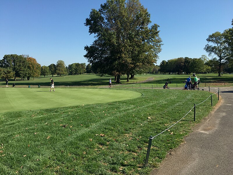 File:Hominy Hill practice green and first tee.jpg