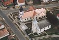 Sankt-Peter-und-Paul-Kirche (links) und Reformierte Kirche.