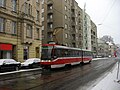 Tramvaj projíždějící Hybešovou ulicí v prostoru předměstí Silniční