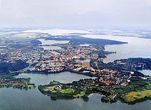 Schwerin och sjön Schweriner See (bakgrund)