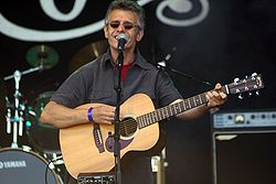 Iain Matthews esiintymässä Cropredy-festivaalilla 2007.