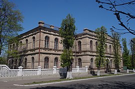 le gymnasium pour filles, classé[5],