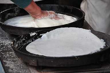 Préparation des crêpes de blé.