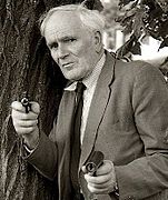 Desmond Llewelyn 01-2.jpg