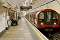 Central line-tog på Lancaster Gate