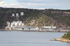 Nedlagt tankanlegg på Fagerstrand, sett fra sjøen vestfra i 2013. Foto: Erlend Bjørtvedt