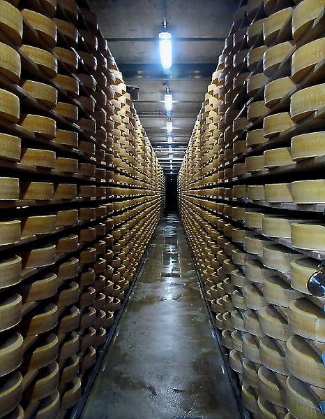 File:Fromagerie gruyères-affinage.jpg