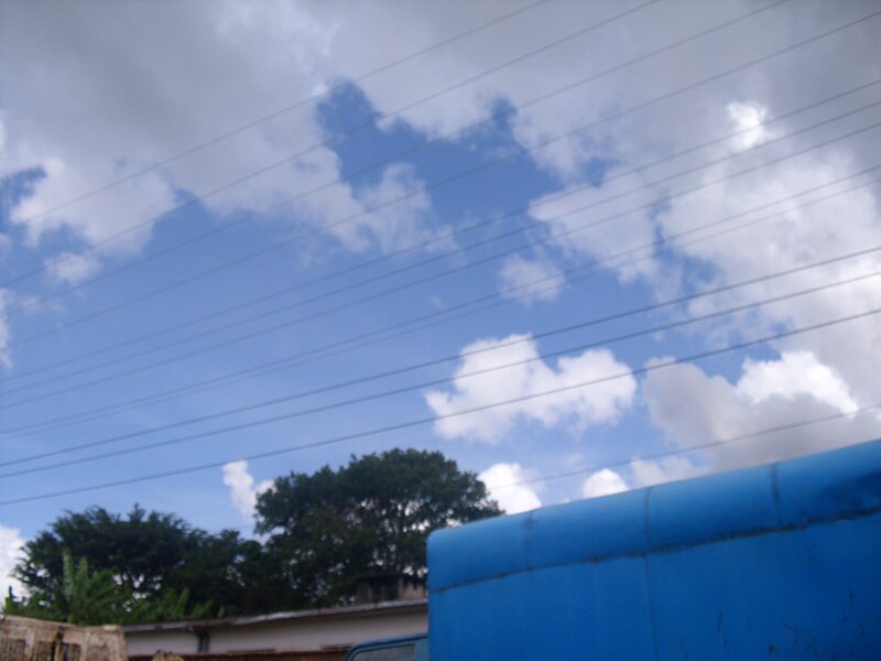 File:Cliel avec les nuages blancs.jpg