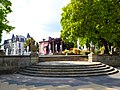 Wasserfontänen im Park an der Sauer. Am linken Bildrand ist das Rathaus zu sehen