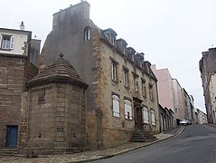 Autre exemple de polylithisme, la maison de la Fontaine (XVIIIe siècle)[Note 8].